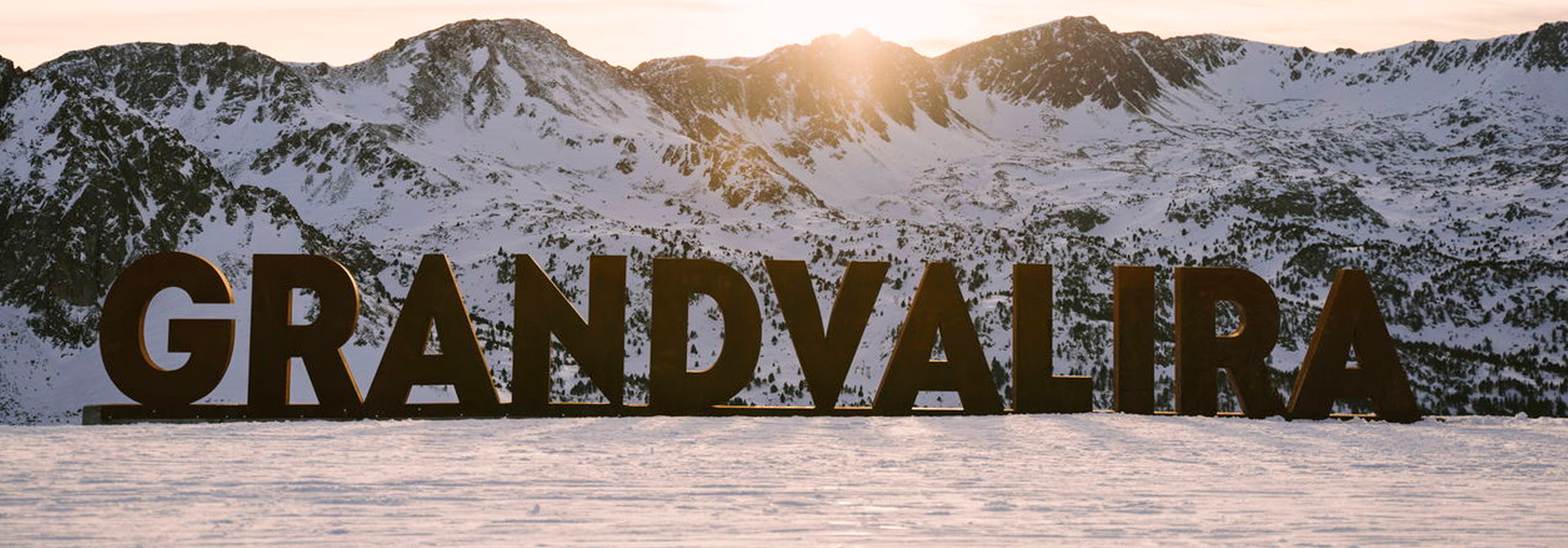 una ciudad cubierta de nieve con montañas en el fondo