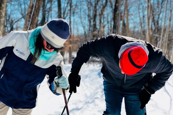 un grupo de personas con mochilas camina por un campo