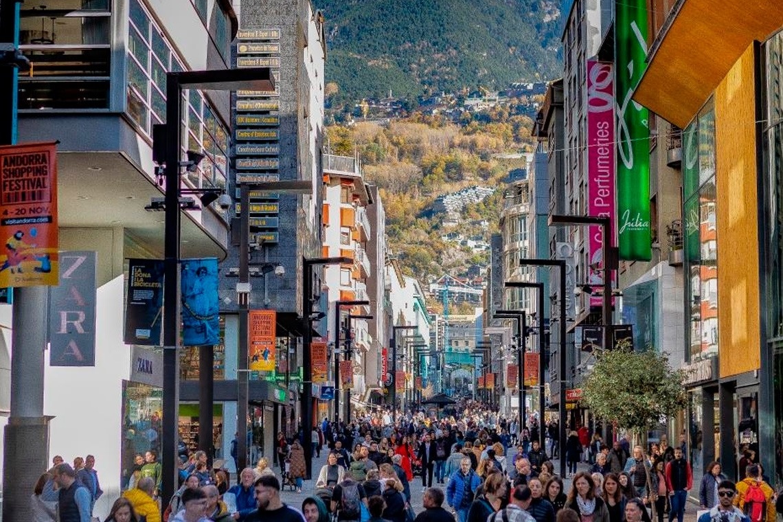 un lago rodeado de montañas en un día nublado