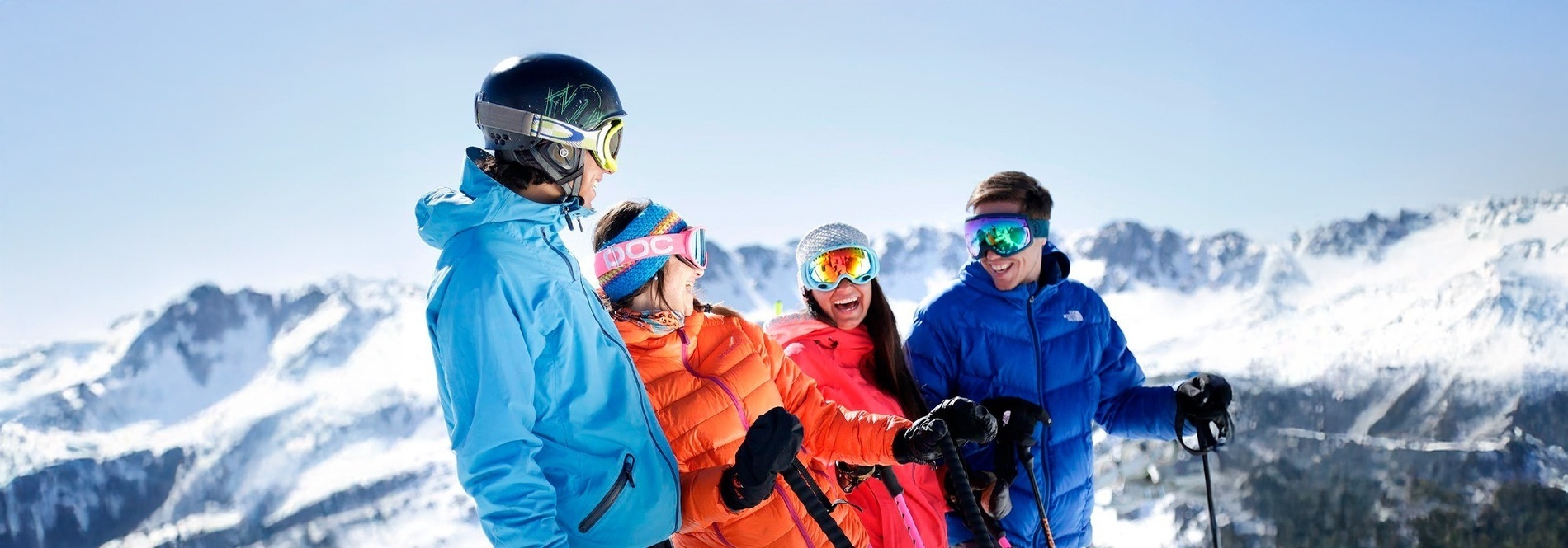 un grupo de snowboarders están sentados en un telesquí en las montañas