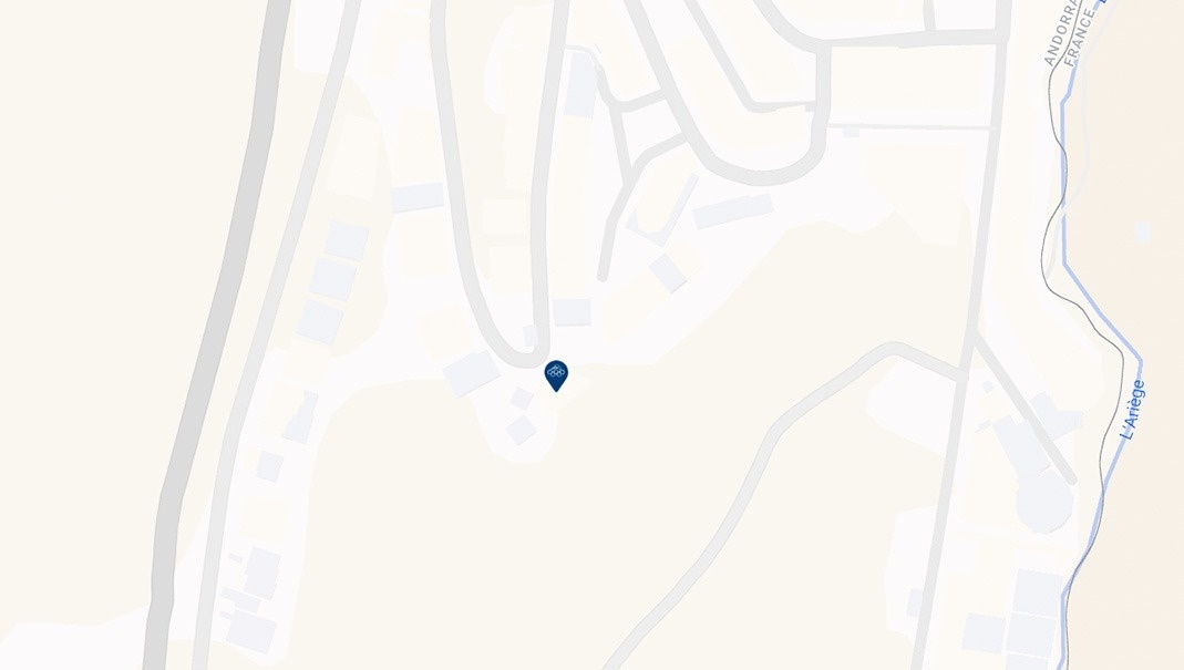 un mapa muestra la ubicación de un edificio junto a un río