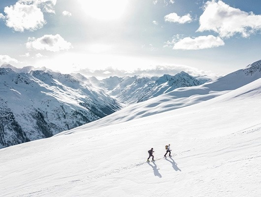 un grupo de excursionistas miran un lago en las montañas