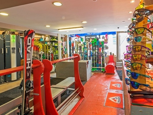 un grupo de personas nadando en una piscina rodeada de árboles y montañas .