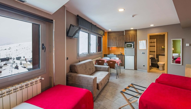 ESTUDIO TRES PERSONAS - una habitación de hotel con una cama y una ventana