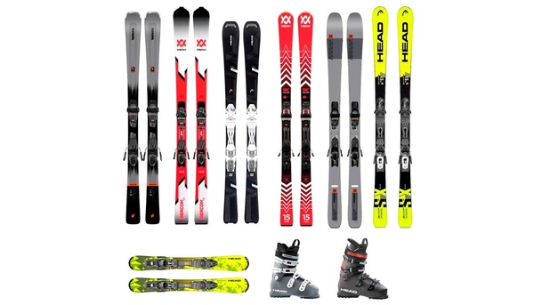 varios tipos de esquís y botas están alineados uno al lado del otro