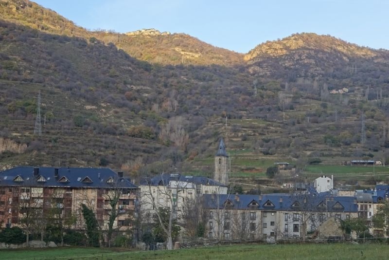 un grup d' edificis a la ladera d' una montagna