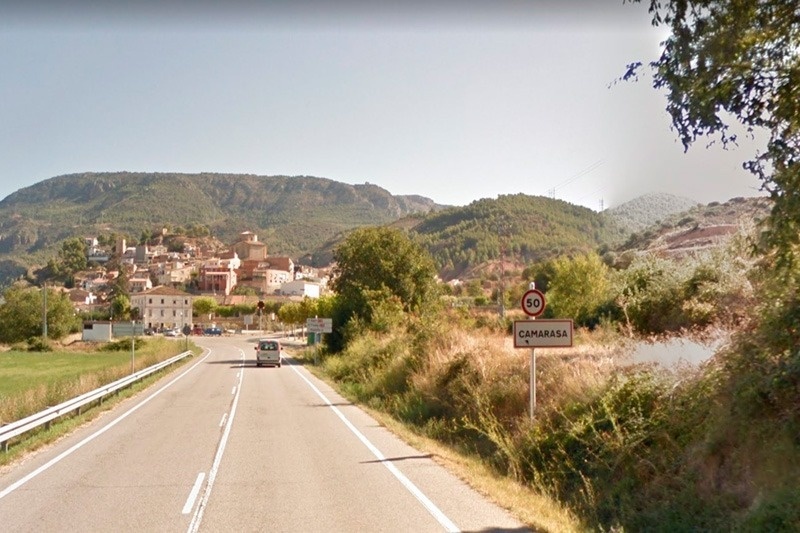 a road with a sign that says camaresa on it