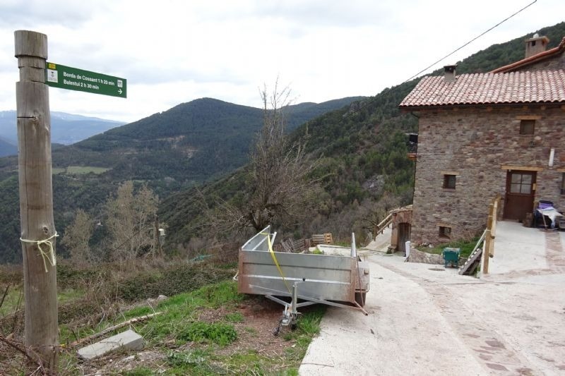 a sign on the side of a road that says ' ruta de cavalls i la creu ' on it