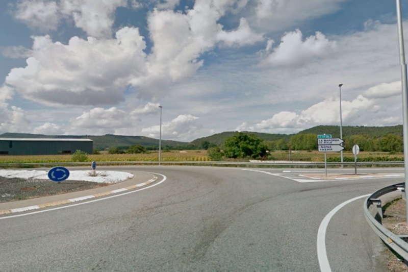 a road with a sign that says la barca on it