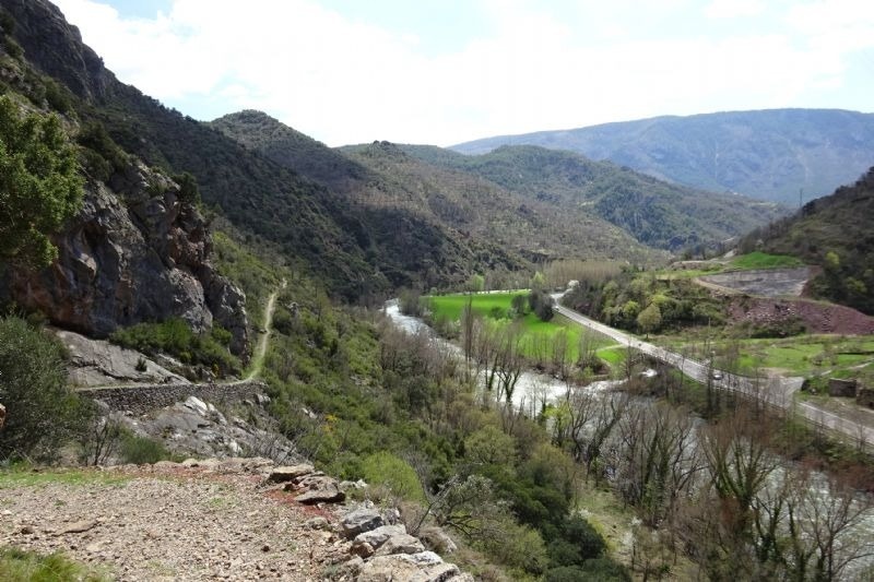 un río fluye a través de un valle rodeado de montañas