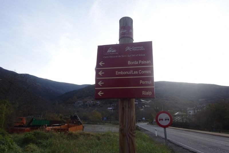 un cartell a l' avinguda que diu borda paisan emponiu les comes permut rialp