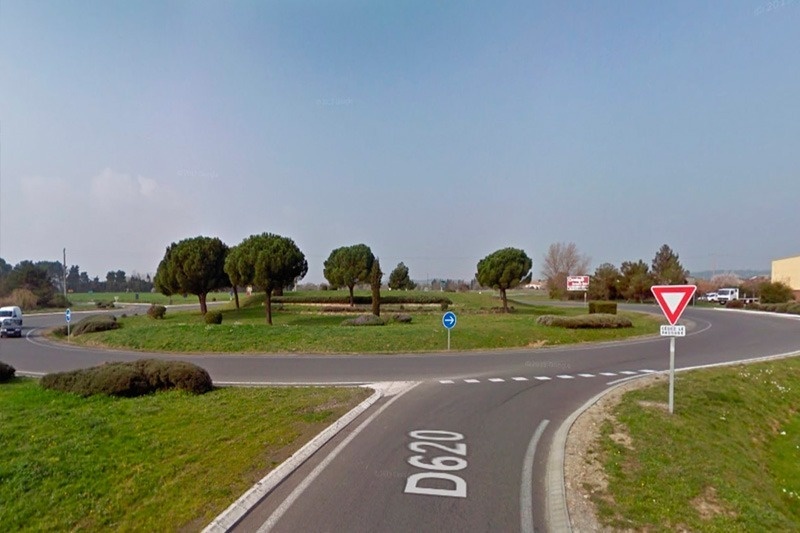 a roundabout with a sign that says d620 on it