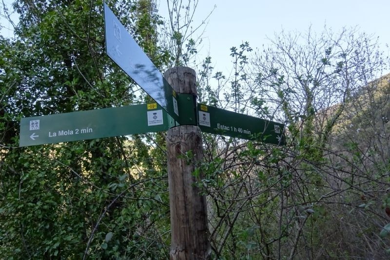 a sign that says la mola 2 min on it
