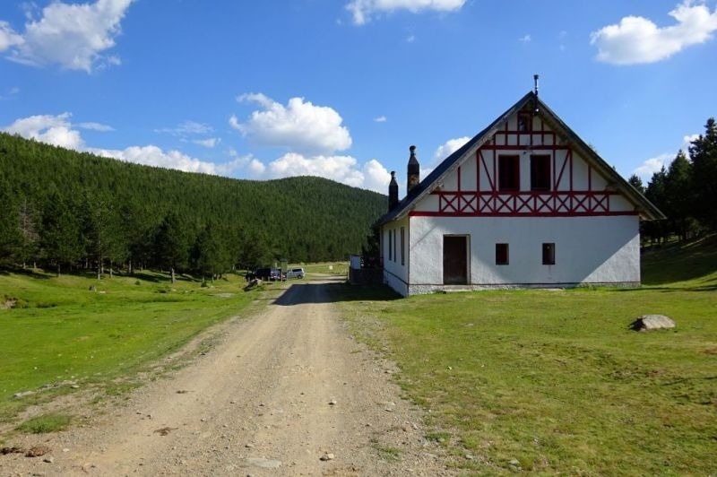 un edifici blanc i vermell a l' altra banda de la carretera