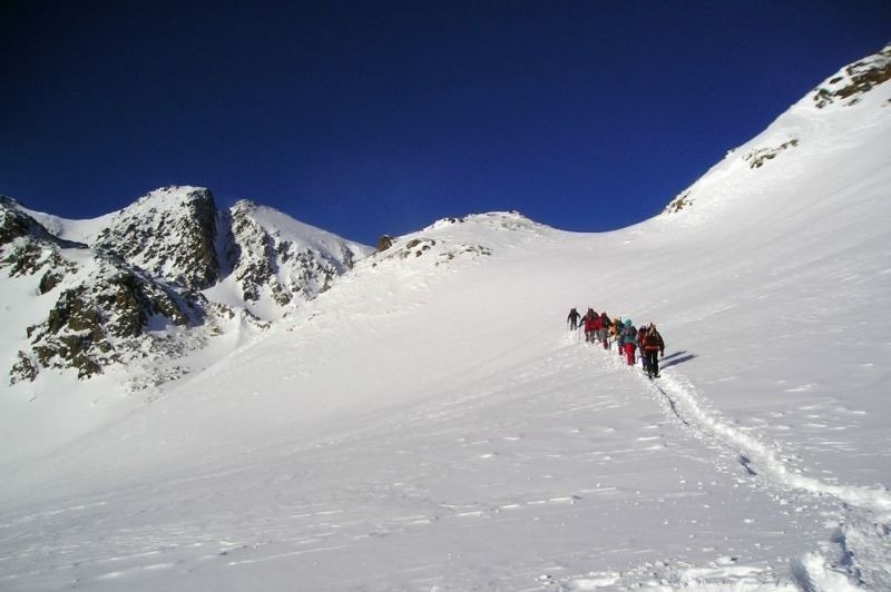 un grup de persones camina per la nevada