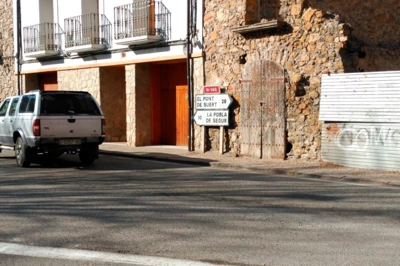 une voiture est garée à côté d' un panneau indiquant le point de suert