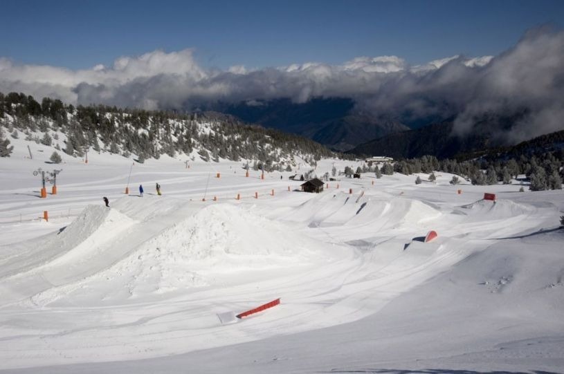 une montagne couverte de neige avec des montagnes en arrière-plan