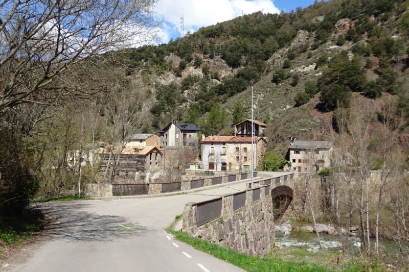 un pequeño pueblo con un puente sobre un río