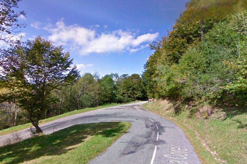 una carretera curva con la palabra acote en la parte superior