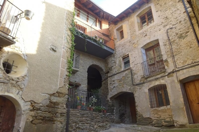 un edifici de pedra amb balcons i una porta de fusta