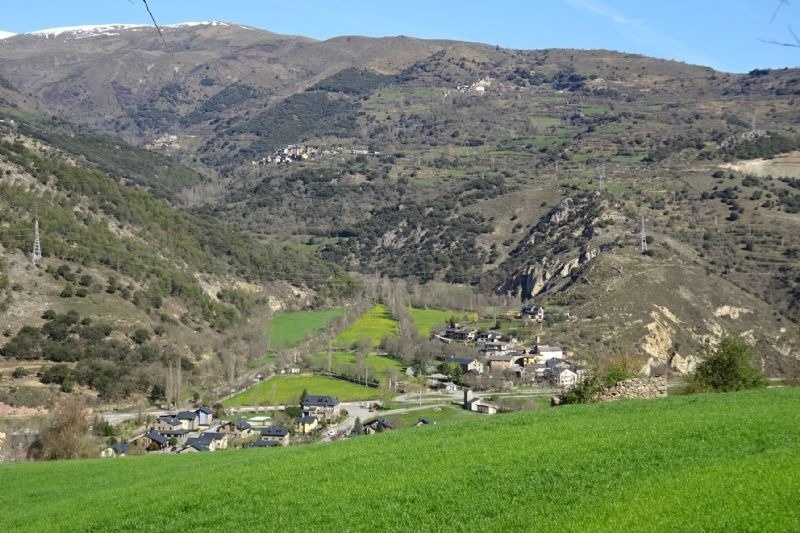 un pueblo en la ladera de una montaña