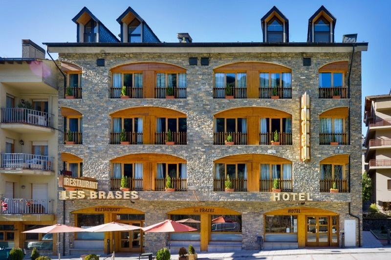 un grand bâtiment en pierre avec un restaurant les brases à l' intérieur