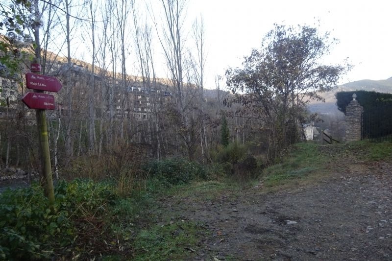 un cartell vermell a l' aire l' indica a l' esquerra