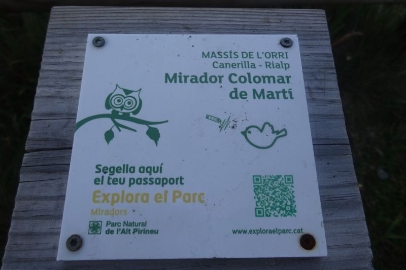 una placa de madera que diu mirador colomar de marti