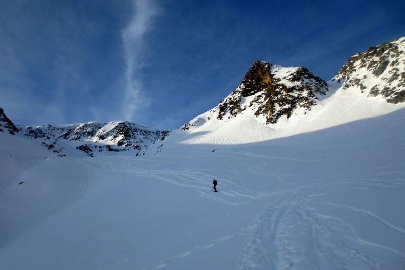 una persona camina a través d' una vall coberta de neige