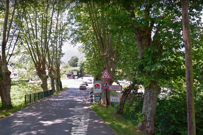 a street with a sign that says sare on it