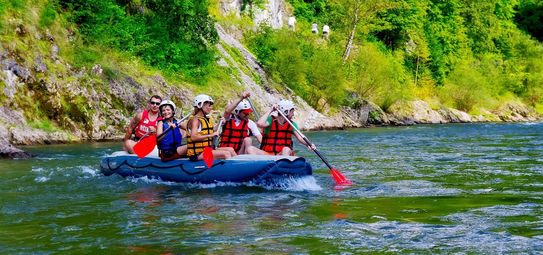 un grupo de personas está remando en un bote inflable en un río