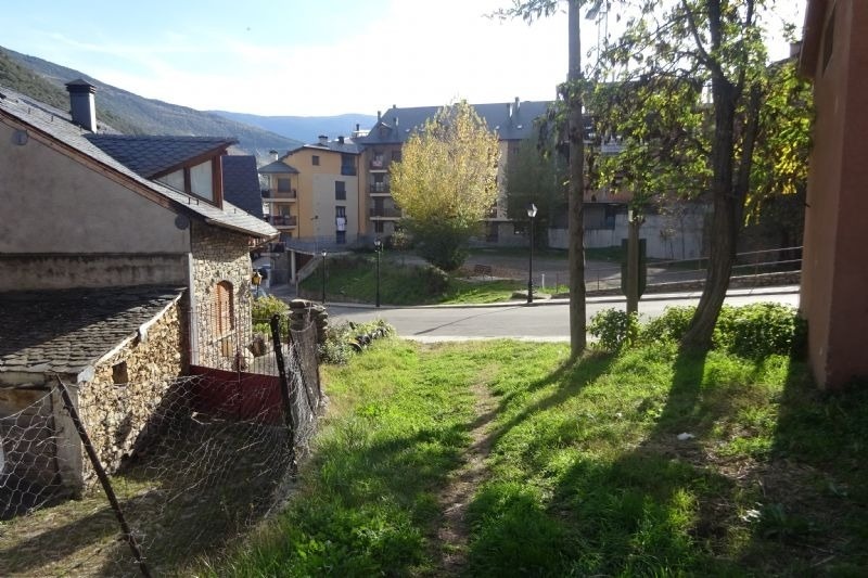 un carrer de la ciutat amb edificis a l' altra banda