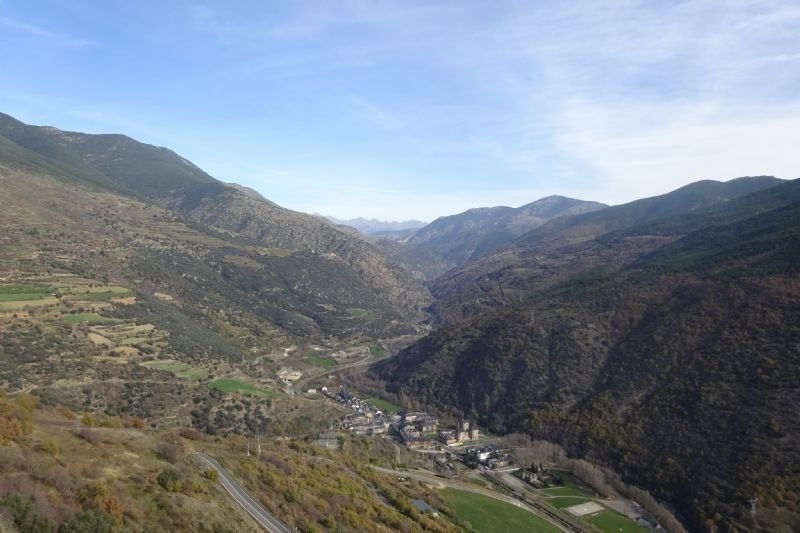 una vista aèria d' un paisatge de montagnes