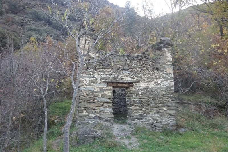 un antic edifici de pedra a la ladera d' una montagna