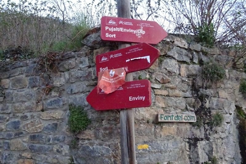 a sign that has the word enviny on it