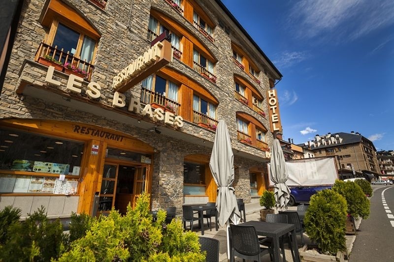 l' hotel les brases s'hi troba a la ciutat
