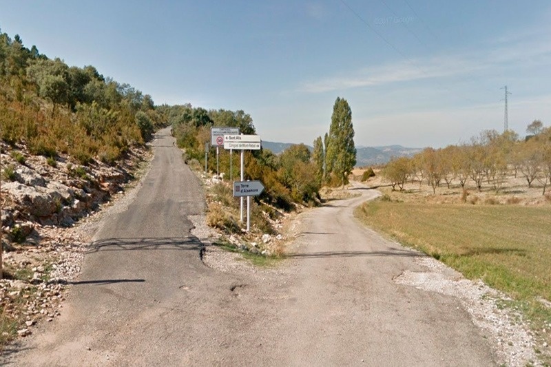 a sign on the side of a road that says zona de estacionamento