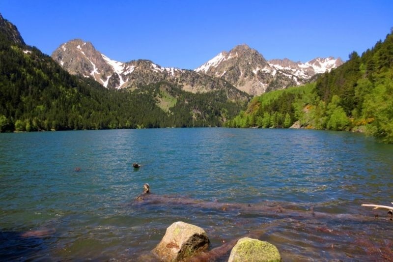 un lago con montañas cubiertas de nieve en el fondo
