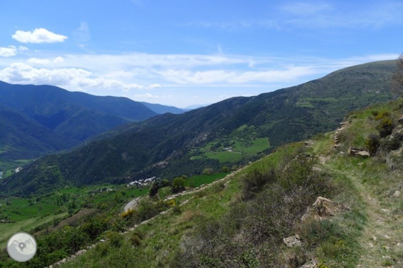 a picture of a valley with mountains in the background