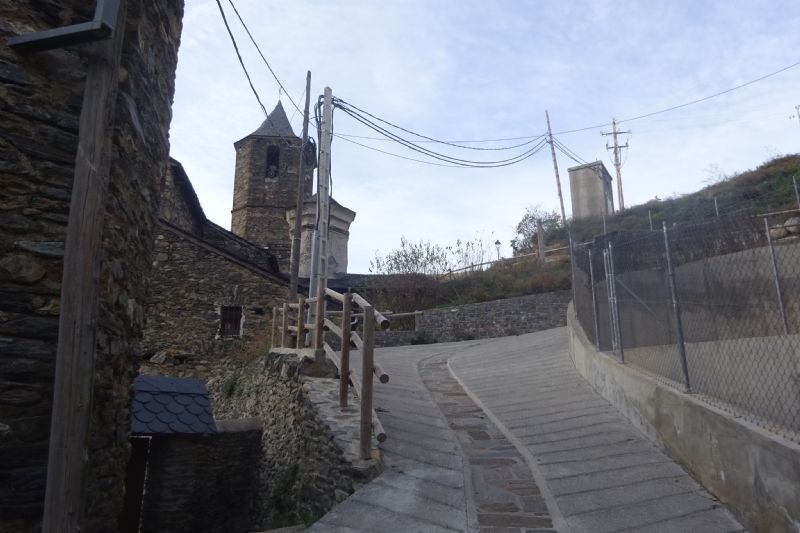 un edifici de pedra a la ladera d' una colina