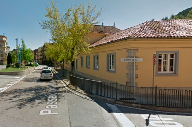 un edifici a l' avinguda passeig de la ciutat