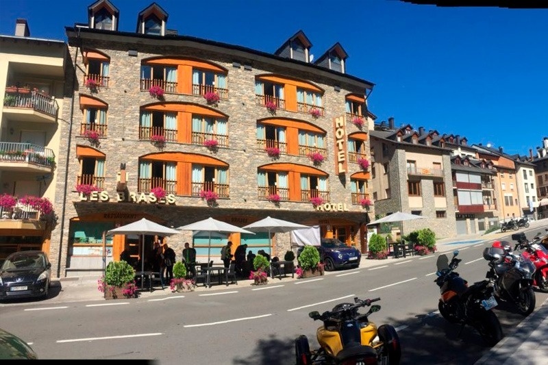 algunas motocicletas están estacionadas frente a un hotel