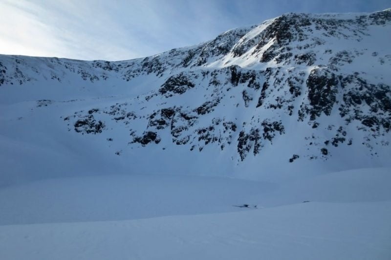 una enorme roca coberta de neige està a l' ombra d' una altra roca coberta de neige