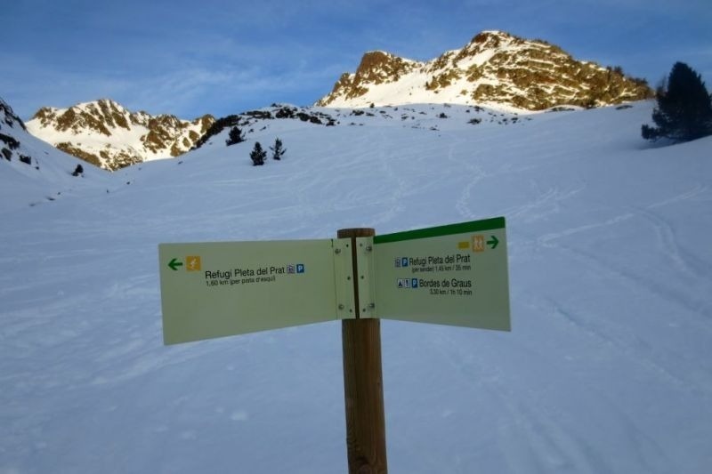 un rellotge de ruta a refugi plata del prat