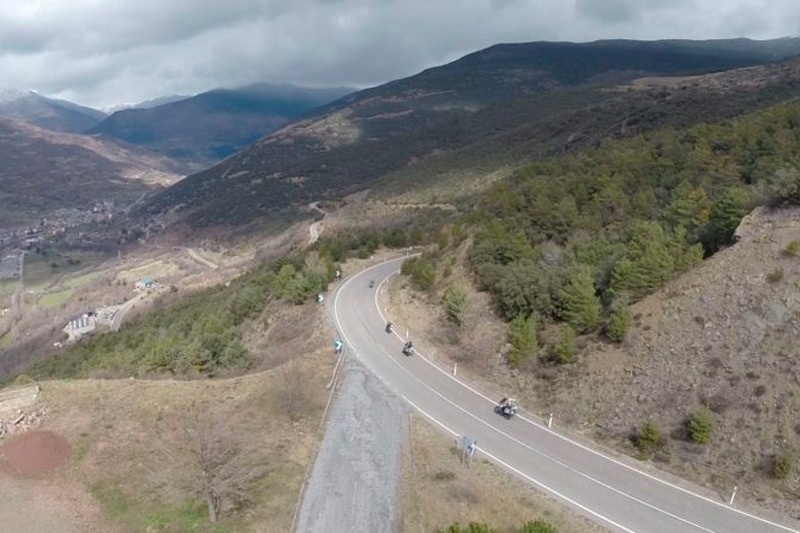 un grup de motociclistes circula per una carretera de montagna