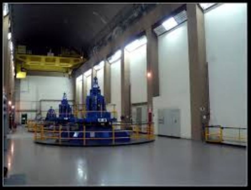 une grande machine bleue est assise au milieu d' une grande pièce .