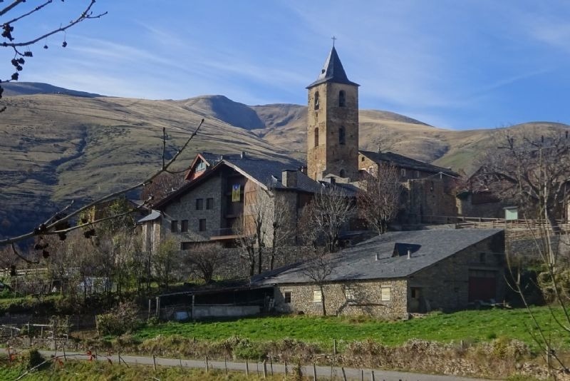 un edifici de pedra amb una torre de rellotge i una creu