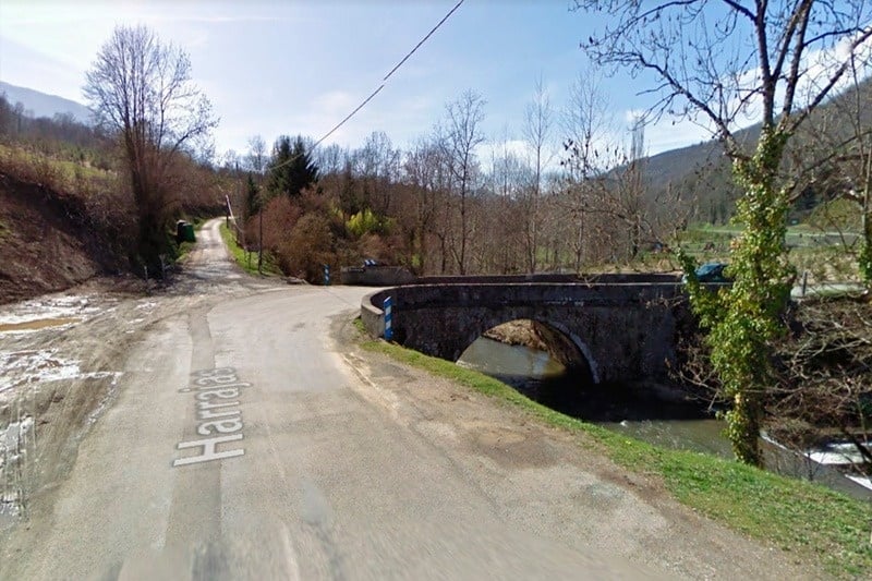une route avec la rue harraga écrite sur le côté