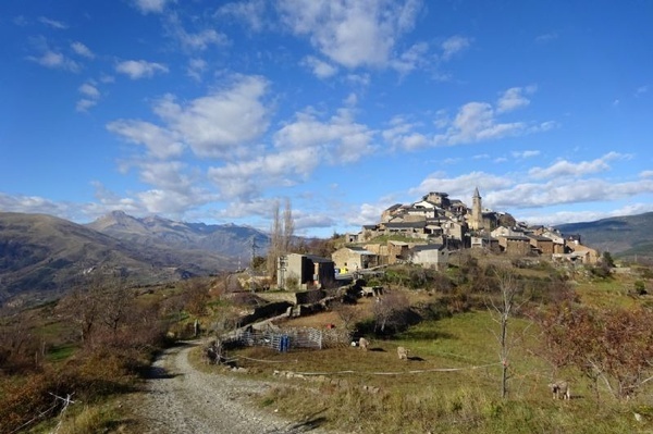 un pueblo en la ladera de una montaña