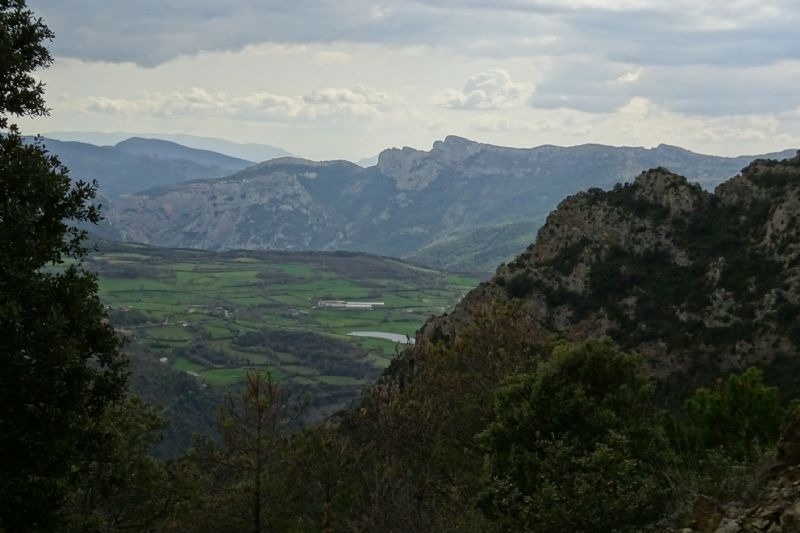 una vista d' un paisatge de montagnes i un riu